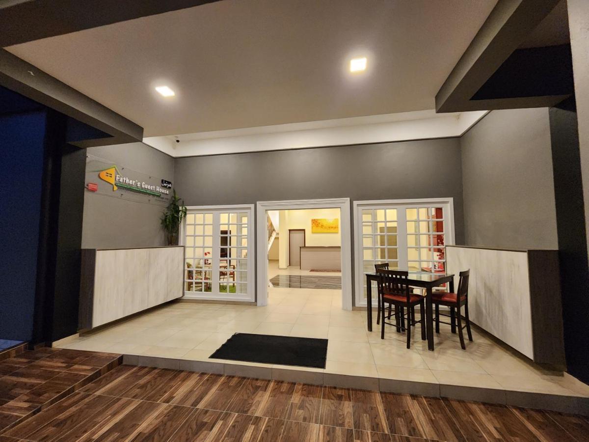 Fathers Guesthouse Age 7 Years Old And Above Only ตานาห์ราตา ภายนอก รูปภาพ